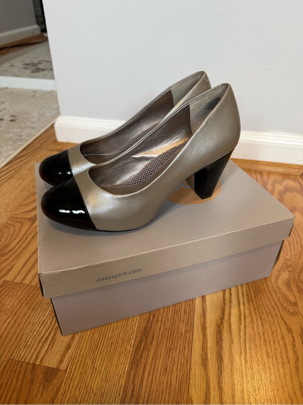 Easy Spirit Anti Gravity Black Patent Cap Toe Metallic Silver Pumps Size 6.5